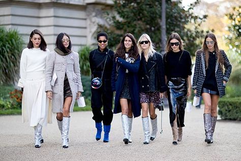 Glitter Boots Outfit, Saint Laurent Outfit, Light Blue Ripped Jeans, Daily Street Style, Paris Fashion Week Runway, Street Style Spring, Metallic Boots, Silver Boots, Glitter Boots