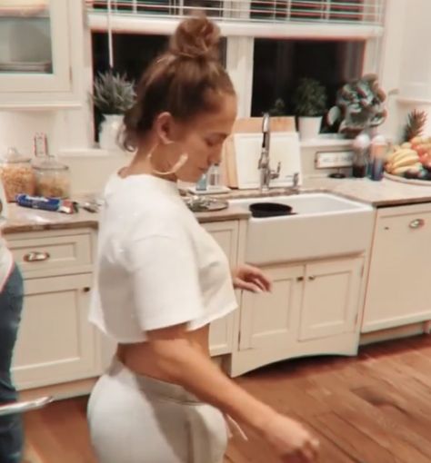 Jennifer Lopez shares video inside stylish kitchen at home in the Hamptons | HELLO! Jennifer Lopez Home, Hamptons Kitchen, Hamptons Home, World Of Dance, Alex Rodriguez, Cook Up A Storm, New Photo Download, Hamptons House, Gorgeous Kitchens