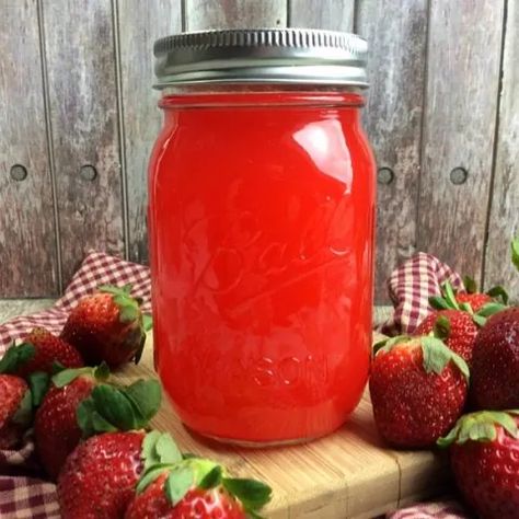 Strawberry Moonshine Recipe, Strawberry Moonshine, Flavored Moonshine Recipes, Moonshine Cocktails, Moonshine Recipe, Moonshine Recipes, Thanksgiving Drinks, Clam Recipes, Beverage Center