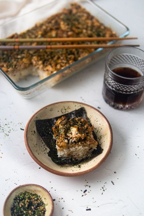 An adaptation of the classic sushi bake but made vegan. Vegan Dynamite Sushi bake made with crispy tofu, mushrooms, vegan mayonnaise, and chili garlic sauce. Veggie Sushi Bake, Tofu Sushi Bake, Vegan Sushi Bake Recipe, Vegan Sushi Bake, Vegetarian Sushi Bake, Enoki Mushroom Recipe Vegan, Tofu And Mushrooms Recipes, Vegan Enoki Mushroom, Sushi Vegan