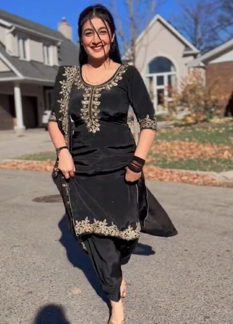 Black Salwar Suit Design, Black Suit For Women, Black Punjabi Suit, Simple Suits, Simple Indian Suits, Suit Punjabi, Shine Dress, Cute College Outfits, Blush Prom Dress