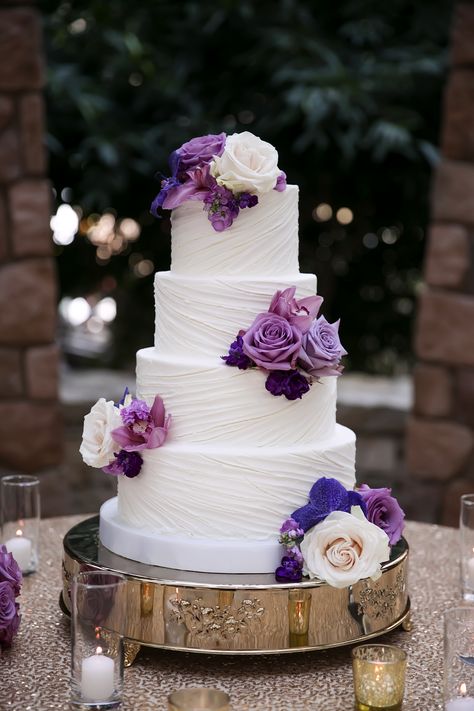 Wedding Cake Purple Flowers, Diy Wedding Desserts, Kek Kahwin, Hiasan Perkahwinan, Textured Wedding Cakes, Purple Wedding Cake, Renewal Wedding, Purple Stuff, Purple Wedding Cakes