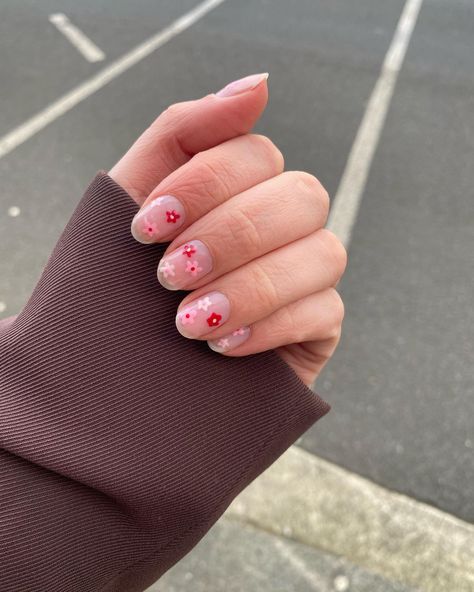 Pinterest content 🩷 White Nail Pink Flower, White Nails With Red Flowers, Pink And Red Flower Nails, Red And White Flower Nails, Flower Dot Nails, End Of February Nails, Dot Flower Nail Art, Red Flower Nail Art, Short Floral Nails