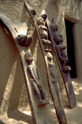 Dogon posts, Mali by herr_hartmann on Flickr African House, Afrique Art, Afrikaanse Kunst, Figure Art, African Sculptures, Art Premier, Vernacular Architecture, Ethnic Art, Africa Art