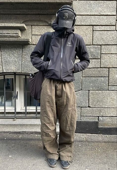 Arcteryx Jacket, Streetwear Inspiration, Guy Fits, Concept Clothing, Snowboarding Outfit, Street Fashion Men Streetwear, Mens Outfit Inspiration, Neue Outfits, Baggy Pants