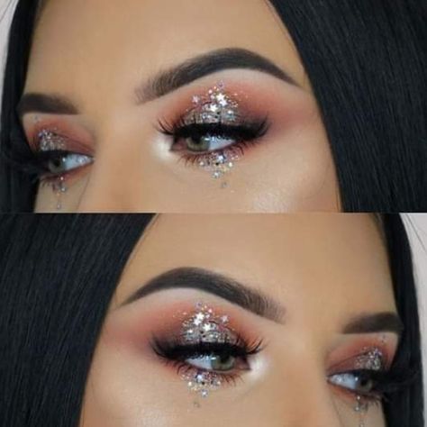 Maquillaje de ojos con sombras brillantes shimmer glitter y purpurina Festival Eye Makeup, Coachella Makeup, Festival Makeup Glitter, Festival Make Up, Glitter Makeup Looks, Fest Outfits, Makeup Eyeshadow Palette, Rave Makeup, Rainbow Makeup