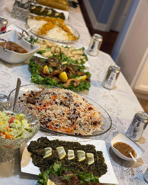 Afghan Dinner, Dawat Ideas, Afghanistan Food, Kids Lunch Box Meals, Snack Boards, Afghan Food, Veggie Fritters, Afghan Food Recipes, Food Feast