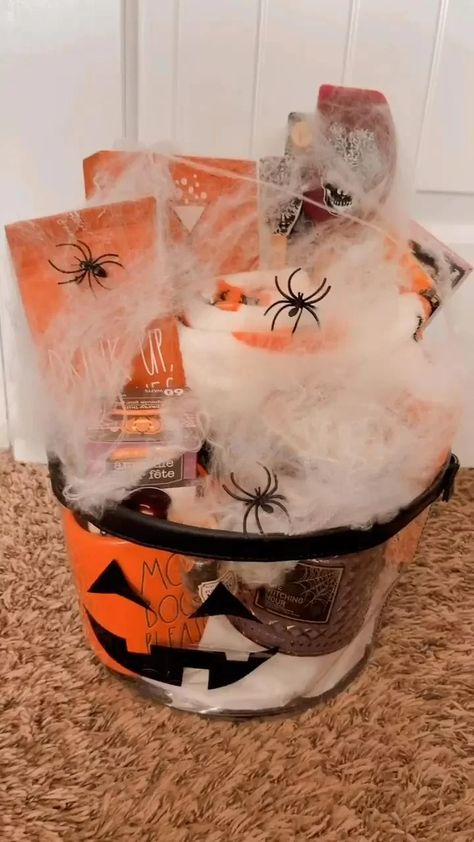 Spooky Baskets For Kids, Spooky Basket Ideas, Spooky Basket, Halloween Date, Halloween Themed Gifts, Halloween Gift Baskets, Treat Basket, Halloween Baskets, Boo Basket