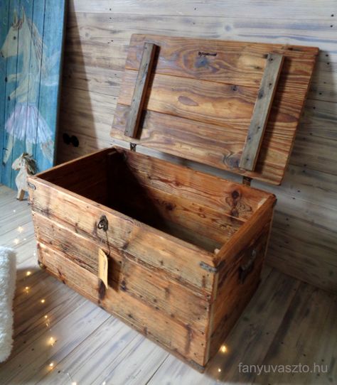 Wooden Chest Diy, Diy Wood Chest, Wooden Crate Furniture, Wooden Chests, Chests Diy, Pallet Chest, Wooden Crate Boxes, Chest Ideas, Rustic Wooden Box