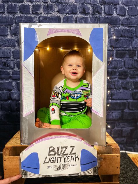 We devorated a box with construction paper and spray paint for a fun photoshoot woth our 12 month old. Lots of goldfish were consumed. Buzz Lightyear Photoshoot, Fun Photoshoot, Buzz Lightyear, Construction Paper, Goldfish, Spray Paint