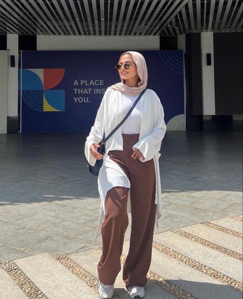 How To Style White Shirt With Hijab, White Shirt Outfit Hijab, White Shirt Outfit, White Hijab, Hijab Wear, White Shirt Outfits, Shirt Outfits, Muslim Outfits Casual, Hijab Outfits