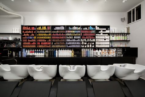 Salon Shampoo Area, Salon Color Bar, Salon Shampoo, Hair Salon Design, Back Bar, Salon Ideas, Beauty Lounge, Color Shampoo, Home Salon