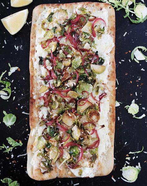 brussel sprouts flatbread Meals For Party, 20 Minute Meals, Flatbread Toppings, Veggie Flatbread, Flatbread Pizza Recipes, Grilled Flatbread, Homemade Flatbread, 20 Minute Recipes, Vegetarian Pizza