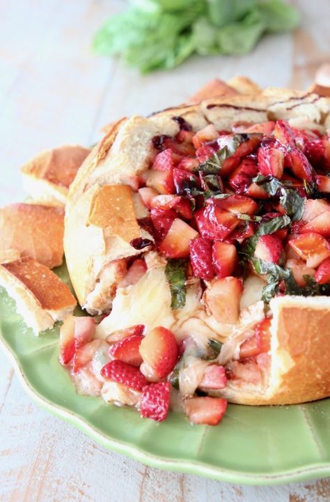 Brie cheese, strawberries and balsamic vinegar are baked into a sourdough bread bowl in this sweet and savory baked brie bread bowl recipe! #appetizer #bakedbrie #breadbowl #recipe #cooking Baked Brie Bread Bowl, Baked Brie Bread, Brie Bread Bowl, Summer Bread, Brie Bread, Cheesy Pasta Recipes, Bread Bowl Recipe, Cheesy Appetizer, Brie Recipes