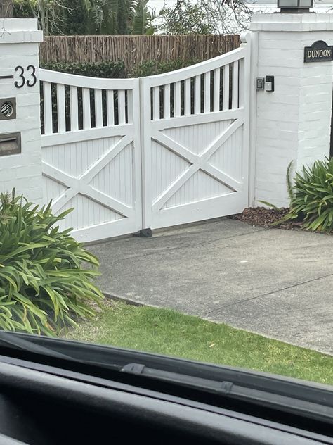 White Gates Entrance, Sloping Gardens, Gates Ideas, Wood Gates Driveway, Backyard Gates, Gate Ideas, White Fence, Electric Gates, Sloped Garden