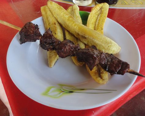 BEST of Burundi food : Brochettes (french for skewers)! http://www.bonvoyageurs.com/2014/08/08/best-of-burundi-food-brochettes-french-for-skewers/ Photo Burundi042013.blogspot.com Burundi Food, Burundi Culture, Spicy Carrots, Global Food, Balanced Meals, Global Recipes, Low Carb High Fat, African Food, Eat Well