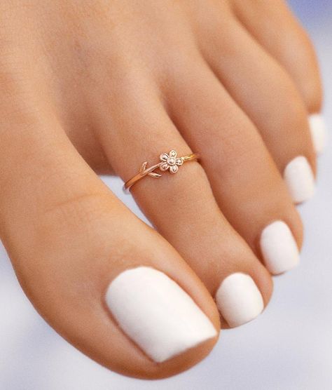 Leg Finger Ring, Couple Ring Finger Tattoos, Toe Tattoo, Ring Tattoo Designs, Toe Ring Designs, Leg Ring, Gold Toe Rings, Legs Ring, Ring Finger Tattoos