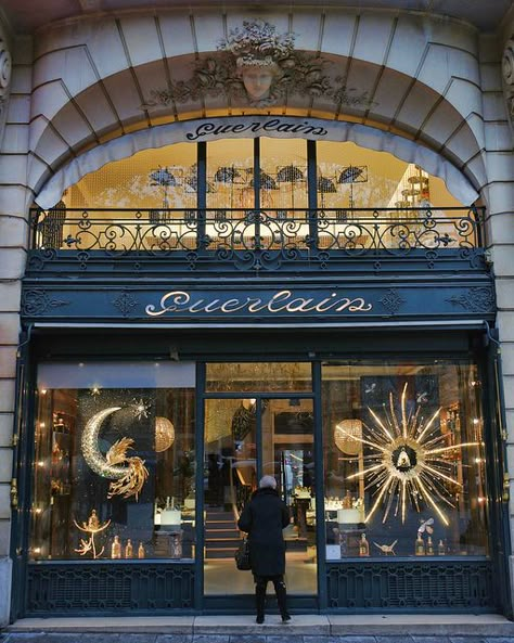 A must when in Paris...stop at the Guerlain store on the Champs Elysées!! A French perfume house, among the oldest in the world. Elysee Palace, Shop Exterior, French Perfume, Beautiful Paris, Shop Fronts, Store Window, I Love Paris, Paris Photo, Shop Front