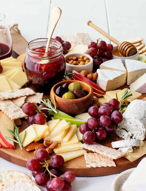 Make A Cheese Board, Cheese Board Ideas, Cheeseboard Recipe, Grapes And Cheese, Perfect Cheese Board, Beautiful Cheese Board, Charcuterie And Cheese Board, Cold Appetizers, Charcuterie Recipes