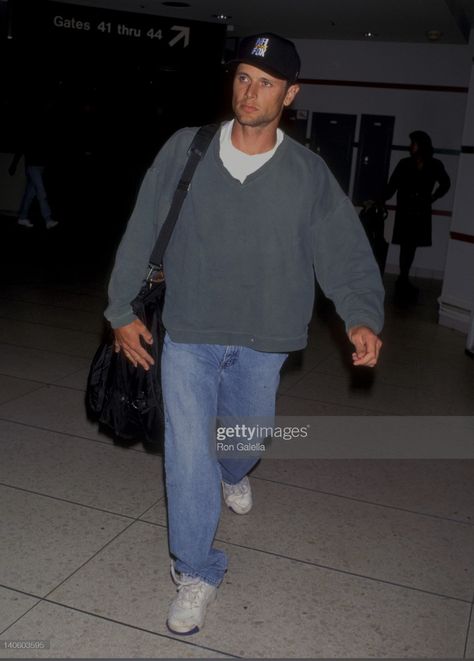 90s Airport Style Men, 90s New York Mens Fashion, 90s J Crew Mens, 90s Athletic Outfits Mens, Mario Lopez 90s, Men’s 90s Grunge, 1990 Mens Fashion, 90s Minimalism Fashion Men, Dad Core Fashion