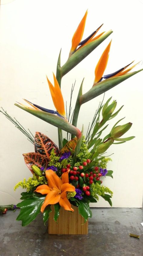 Ikebana fresh flowers arrangements Flower Scapes, Chinese New Year Flower, Hawaiian Leis, Contemporary Flower Arrangements, Modern Floral Arrangements, Floral Art Arrangements, Tropical Floral Arrangements, Birds Of Paradise Flower, Corporate Flowers