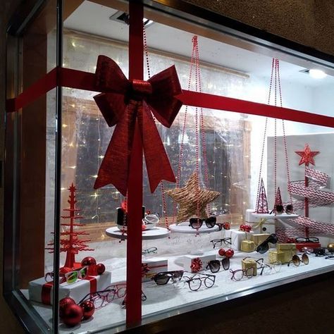 Red Christmas Window Display, Christmas Boutique Decor, Christmas Vitrine Shop Windows, Store Front Christmas Window Display Holiday, Christmas Business Window Display, Christmas Store Front Windows, Holiday Store Window Displays, Christmas Shop Window Display Ideas, Shop Vitrine Design