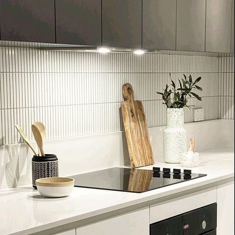 Kitchen Kit Kat Tiles, Small Kitchen Splash Back Ideas, Finger Tile Backsplash, White Kit Kat Tiles Kitchen, Kit Kat Tile Kitchen, Kitchen Upstand And Tiles, Kit Kat Tiles Kitchen Splashback, Kitkat Tiles Kitchen Splashback, Vertical Tiles Kitchen