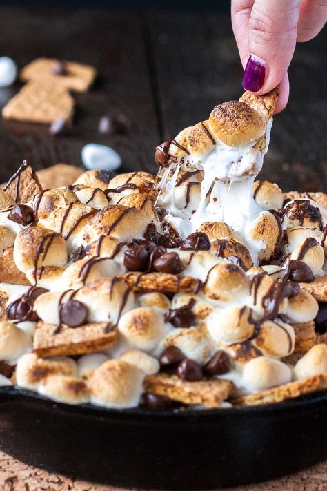 Grilled Smores, Dessert Nachos Recipe, Dessert Nachos, Easiest Dessert, Smores Dessert, Cake Mug, Chop Recipes, Recipes With Marshmallows, Nachos Recipe