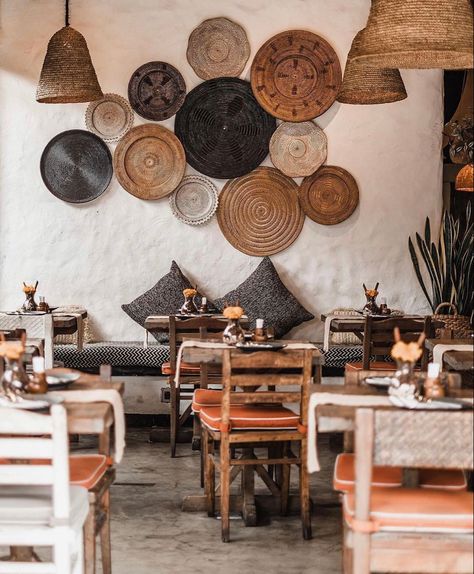 Low Cost Restaurant Design, African Coffee Shop, Jamaican Restaurant Design, Retro Restaurant Aesthetic, Boho Restaurant Interior Design, Boho Cafe Decor, Boho Cafe Interior, Spanish Restaurant Design, Trendy Restaurant Design