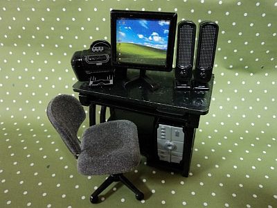 dollhouse miniature computer table chair speakers, via Flickr. Miniature Computer, Lps Crafts, Mini Appliances, Miniature Dollhouses, Lps Accessories, Miniature Desk, House Wear, Diy Miniatures, Baby Barbie