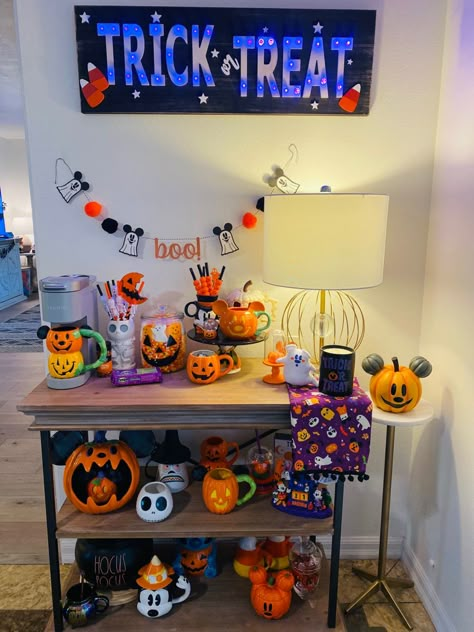 Disney Halloween Room Decor, Diy Disney Pumpkins, Disney Halloween Ideas, Mickey Halloween Decorations, Disney Halloween Aesthetic, Spooky Apartment, Disney Halloween Decor, Disney Halloween Diy, Pop Up Vendor