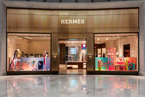 Hermes Window, Mobile Shop Design, Mall Facade, Store Plan, Paris Airport, Hermes Store, Retail Facade, Windows Display, Hermes Shop