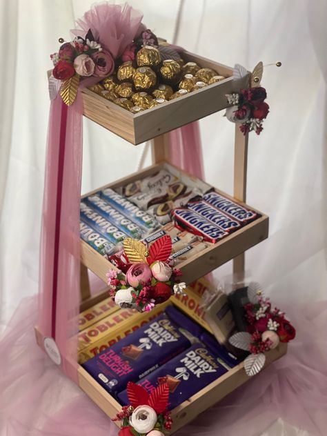 #irshaartistry #chocolatetower #chocolatepackaging Engagement Hamper Packing Ideas, Engagement Marawa Ideas, Marawa Packing Ideas, Trousseau Packing Ideas Trays, Hantaran Chocolate, Chocolate Packing Ideas, Chocolate Hamper Ideas Gifts, Engagement Hamper Ideas, Happy Birthday Wishes Bestfriend