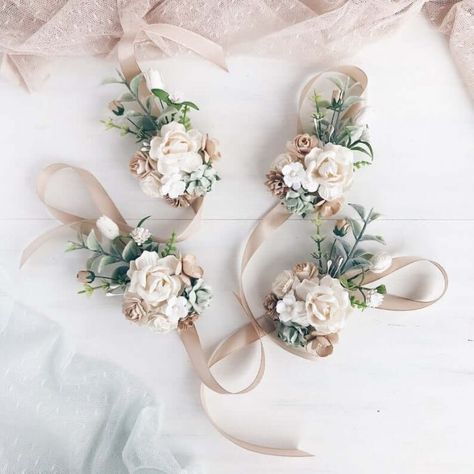 Corsage White, Bracelet Corsage, Wrist Corsage Wedding, Flower Wrist Corsage, Bridesmaid Corsage, Groomsmen Boutonniere, Chloe Rose, Corsage And Boutonniere, Bridal Flower Crown