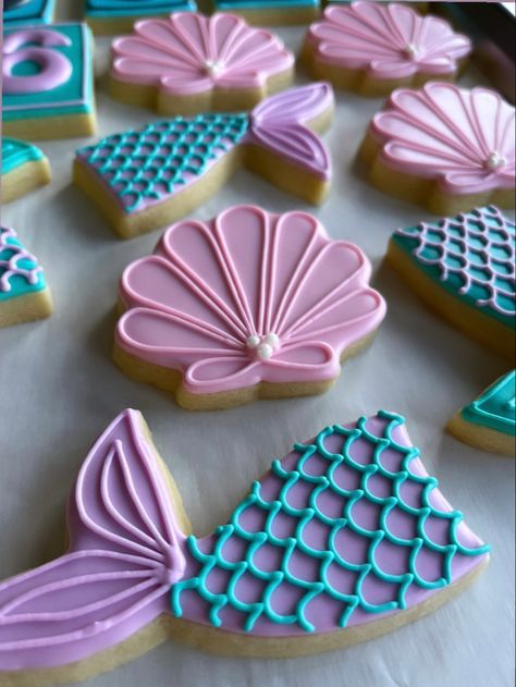 Mermaid Icing Cookies, Mermaid Cookies Decorated Easy, Mermaid Theme Cookies Decorated, Mermaid Iced Cookies, Sea Shell Cookies Decorated, Mermaid Birthday Party Treats, Ocean Birthday Cupcakes, Mermaid Birthday Party Cookies, Ariel Cookies Decorated