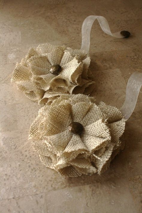 Burlap Projects, Burlap Decor, Fleurs Diy, Burlap Crafts, Burlap Lace, Burlap Flowers, Lace Flowers, Flower Tutorial, Flowers Diy