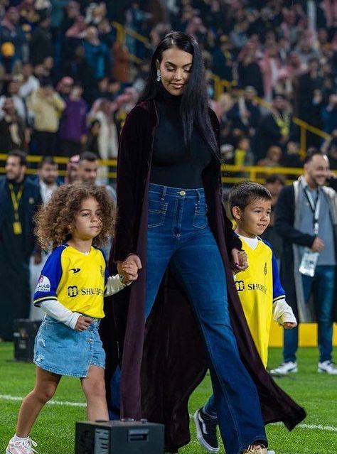 Soccer Mom Outfit, Footballers Wives, Cr7 Jr, Georgina Rodriguez, Football Wags, Mom Outfit, Mode Abaya, Cute Outfits For School, كريستيانو رونالدو