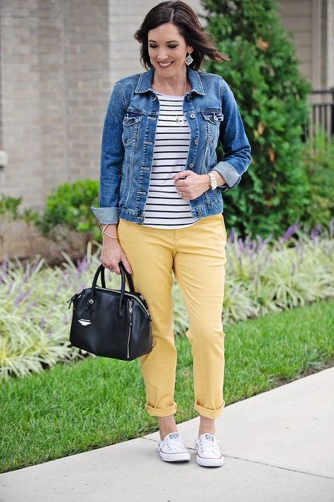 Yellow Chinos Outfit Women, Outfits With Yellow Pants, Yellow Pants Outfit Summer, Colored Sweater Outfit, Yellow Jeans Outfit, Chinos Women Outfit, Chinos Women, Yellow Pants Outfit, Outfit Casual Chic