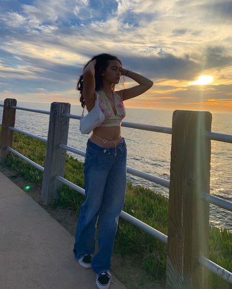 “lol hi i turned 15” @fionarafael on instagram indie y2k waist chain 2000s aesthetic fashion inspo Waist Chain Outfit Jeans, Waist Chain Aesthetic, Chain Outfit Aesthetic, Y2k Asian, Low Rise Jeans Outfit, Chain Outfit, Chains Aesthetic, La Jolla Cove, Low Waisted Jeans