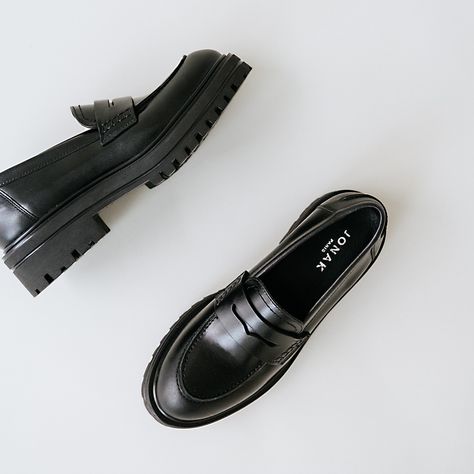 Women Moccasins, Outfit Printemps, Women Oxfords, Unique Models, Pointed Heels, Black Loafers, Platform Boots, Shoe Style, Black Patent Leather