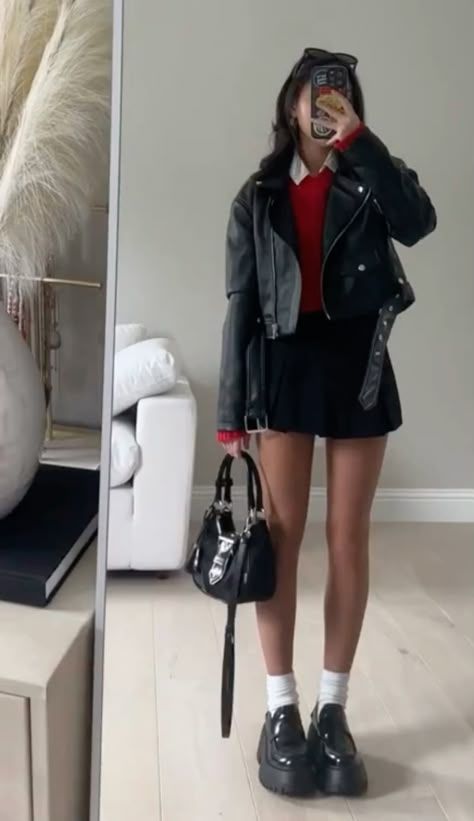 Winter Outfit For Short Girl, Underdressed Outfits, Winter Short Skirts Outfits, Black Mini Pencil Skirt Outfit, Black Skirt White Top Outfit, Tokio Hotel Outfit Ideas, Uni Looks Outfits, Gothic School Outfits, University Outfits Winter