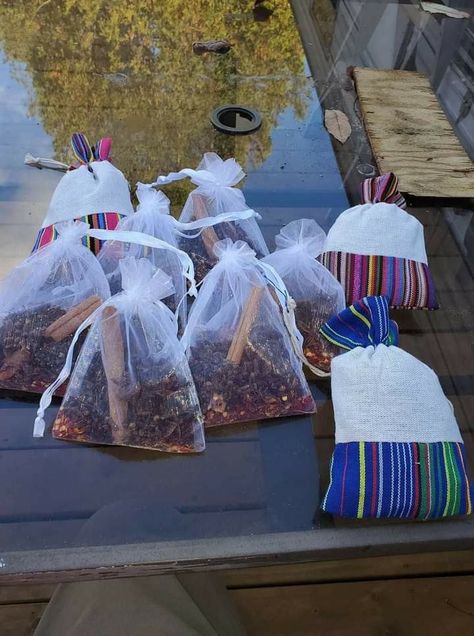 Anti- mouse bags all ready to go. Cinnamon, cloves, chili flakes and star anise. Place them near every opening and in cupboards. Diy Mice Repellent, Mouse Deterrent, Mouse Bags, Repellent Diy, Rodent Repellent, Mice Repellent, Getting Rid Of Mice, Sachet Bags, Bug Repellent