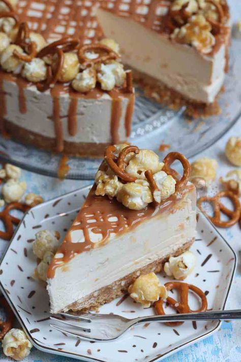 No Bake Caramel Cheesecake, Raclette Originale, Galette Des Rois Recipe, Caramel Cheesecake Recipes, Janes Patisserie, Baked Caramel, Salted Caramel Cheesecake, Cake Liner, Caramel Cheesecake