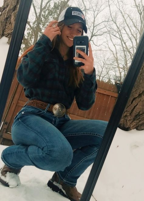 Tomboy Western Outfit, Tomboy Cowgirl Outfit, Country Lesbian Style, Tomboy Country Outfits, Cowgirl Outfits Jeans, Brunette Country Girl, Country Grunge Outfits, Country Girl Look, Cute Western Outfits