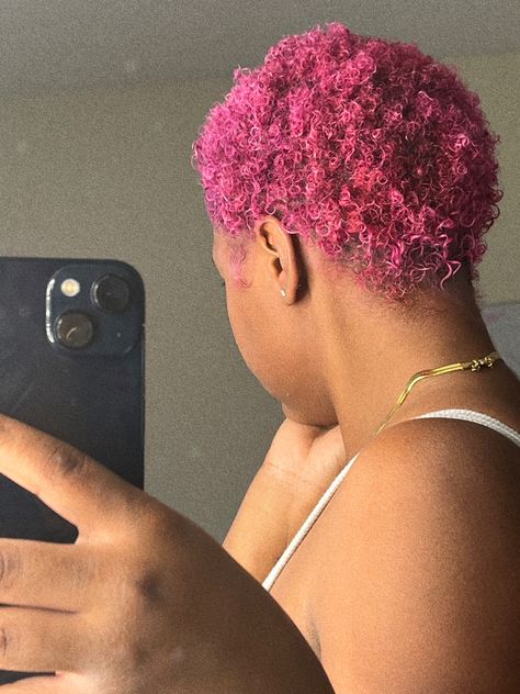 short colored twa hair Pink Twa, Dyed Twa, Colored Twa, Afro 4c Hairstyles, Rose Gold Short Hair, Naturalista Hairstyles, Twa Hair, Short Dyed Hair, Short Hair Designs