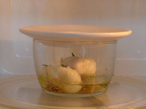 How To "Roast" Garlic In the Microwave How To Cook Garlic, How To Roast Garlic, Roasted Garlic Recipe, Rice In The Microwave, Roast Garlic, Microwave Dishes, Roasted Garlic Cloves, Dry Mixes, Raw Garlic