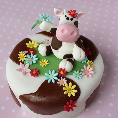 Daisy and the cow cake by flickan & kakorna, via Flickr Twix Cupcakes, Rodjendanske Torte, Cow Cake, Cow Cakes, Farm Cake, Animal Cakes, Novelty Cakes, A Cow, Yummy Cupcakes