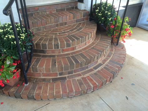 Brick steps at entry House Brick, Brick Porch, Front Door Steps, Front Porch Steps, Porch Stairs, Brick Projects, Brick Steps, Patio Steps, Porch Steps