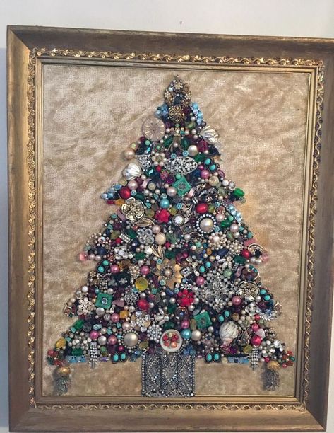 Christmas Button Crafts, Unusual Christmas Trees, Brooch Display, Christmas Mosaics, Old Jewelry Crafts, Costume Jewelry Crafts, Jeweled Christmas Trees, Vintage Jewelry Repurposed, Jeweled Christmas