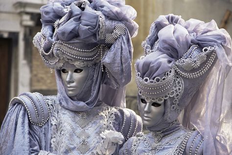 Venice Masquerade, Venice Carnivale, Venice Carnival Costumes, Costume Venitien, Venice Mask, Venetian Carnival Masks, Carnival Of Venice, Mardi Gras Costumes, Boris Vallejo